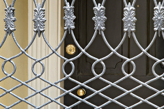D4P2695-door-behind-gate-250-viv